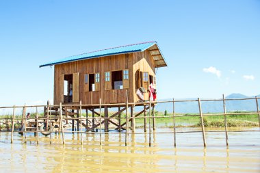 Geleneksel kayan köy evi Inle Gölü, Myanmar