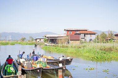 Inle Gölü, Myanmar - 23 Kasım 2015: Yerel satıcılarla kendi