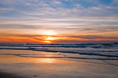 Sahilde güzel bir gün batımı