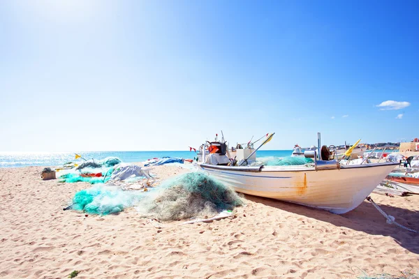 Antiguo barco pesquero en la playa de Armacao de Pera en Portugal — Foto de Stock