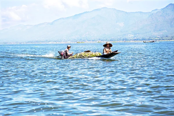 LAGO INLE, MYANMAR - 23 NOVEMBRE 2015: Venditori locali con loro — Foto Stock