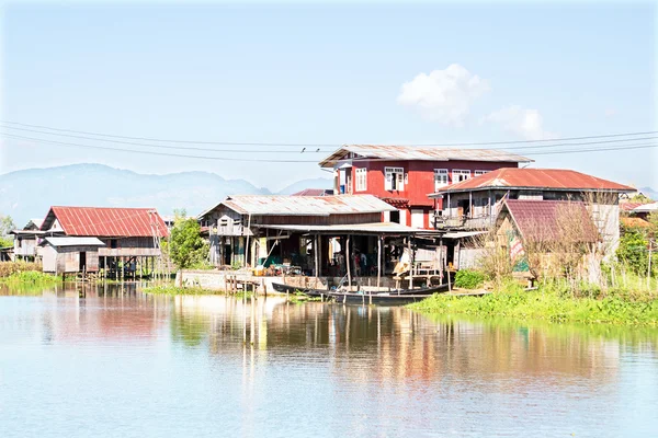 茵莱湖，缅甸传统浮村屋 — 图库照片