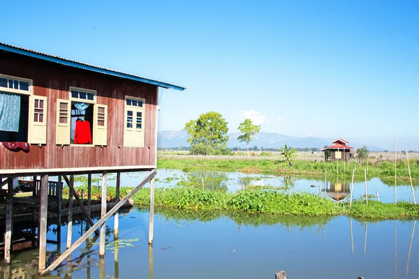 Casas de aldeia flutuantes tradicionais em Inle Lake, Mianmar — Fotografia de Stock