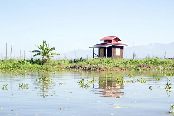 Casa di villaggio galleggiante tradizionale nel lago Inle, Myanmar — Foto Stock