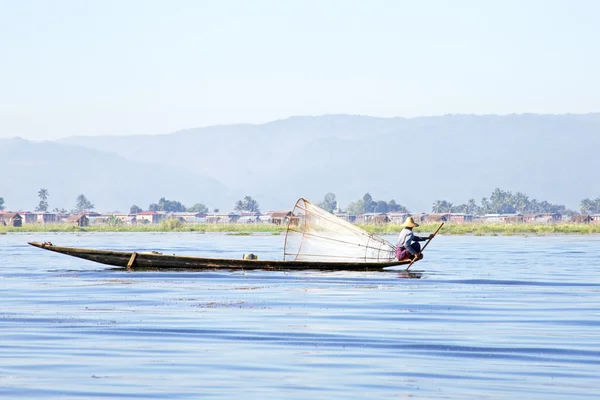 Inlemeer, Myanmar - 15 November 2015: Intha mensen bezitten th — Stockfoto