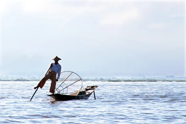 LAGO INLE, MYANMAR - 15 novembre 2015: Intha persone possiedono il — Foto Stock