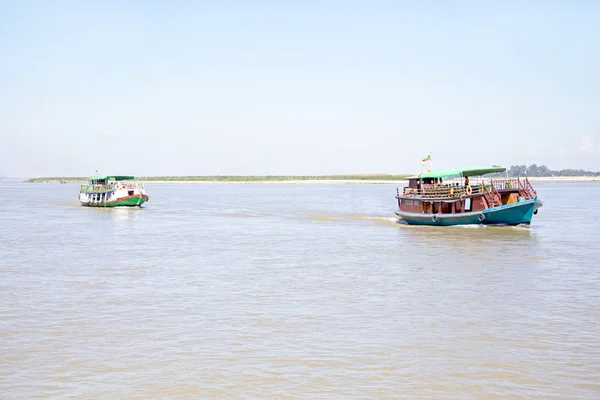Barcos no rio Ayarwaddi em Mianmar — Fotografia de Stock