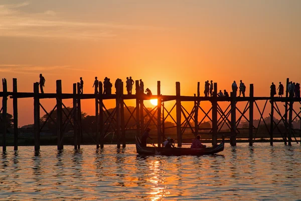 乌本桥在日落时，阿马拉布拉，曼德尔的剪影的人 — 图库照片