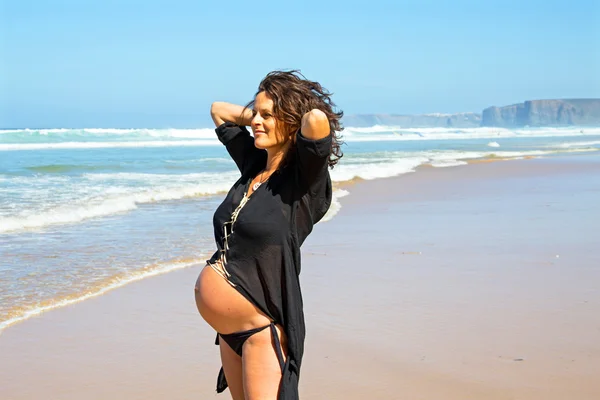 快乐孕妇在大西洋海滩上 — 图库照片