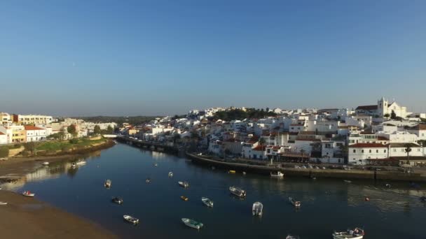 Luchtfoto uit het dorp Ferragudo in de Algarve Portugal — Stockvideo