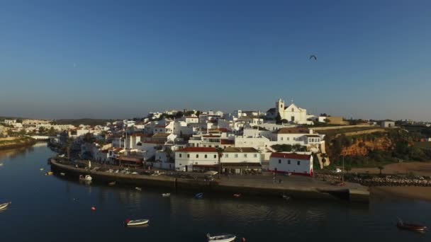Légi felvétel Ferragudo faluból Algarve Portugáliában — Stock videók