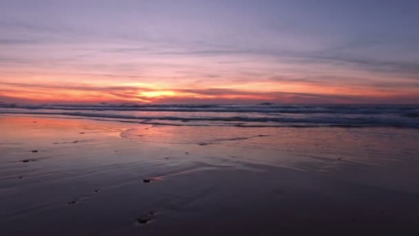 Praia Vale Figueiras Portekiz, güzel gün batımı — Stok video
