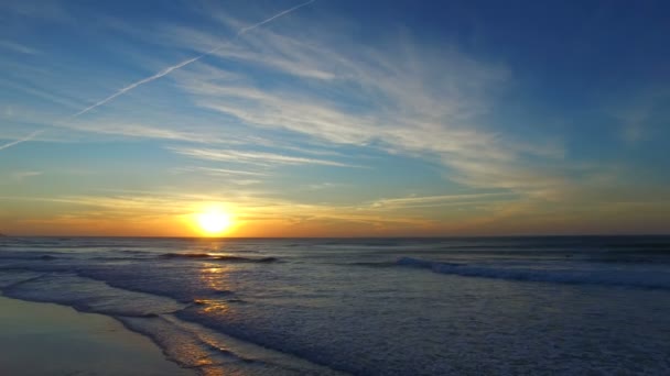 Belo pôr-do-sol na praia Vale Figueiras em Portugal — Vídeo de Stock