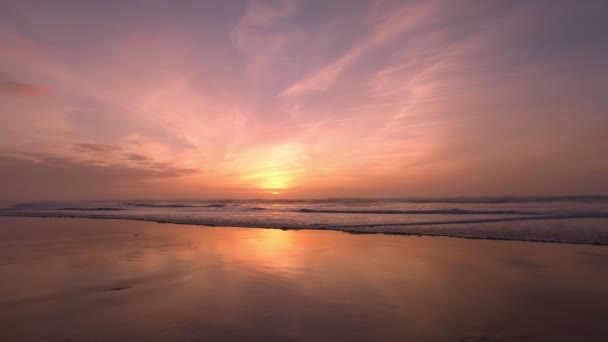 Aérien des vagues de l'océan Atlantique au Portugal au coucher du soleil 