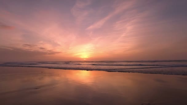 Aérea de las olas oceánicas en el océano atlántico en Portugal al atardecer — Vídeos de Stock