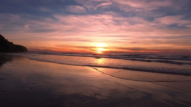 Praia Vale Figueiras Portekiz, güzel gün batımı — Stok video