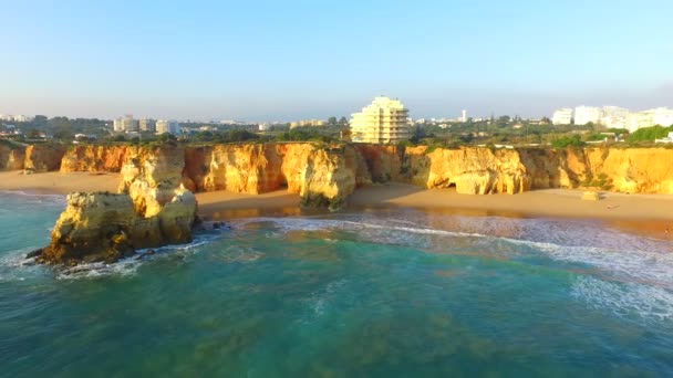 A híres strand Praia da Rocha, Portugália Algarve légi — Stock videók