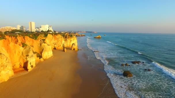 A híres strand Praia da Rocha, Portugália Algarve légi — Stock videók