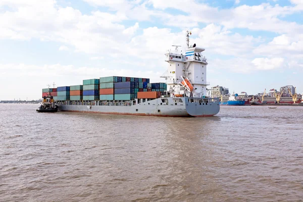 Containership na řece Yangon u Yangon v Myanmaru — Stock fotografie