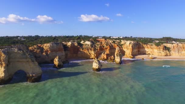 Antenne vom berühmten Strand Praia da Marinha in der Algarve Portugal — Stockvideo