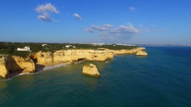Hava ünlü plaj Praia da Marinha Algarve Portekiz
