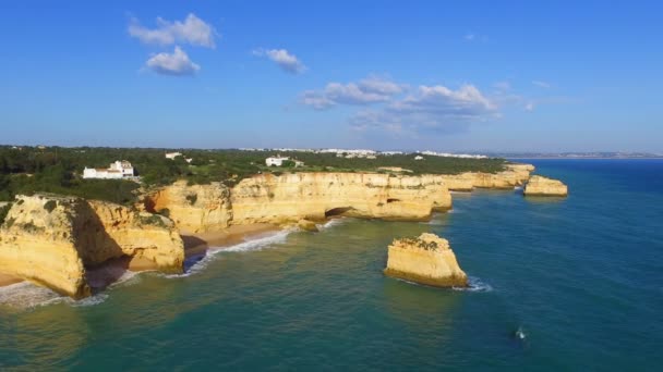 Luchtfoto van het beroemde strand Praia da Marinha in de Algarve Portugal — Stockvideo