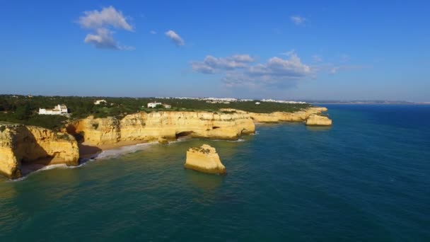 유명한 해변 Algarve 포르투갈에서 프라이아 다 마리나 그 란 드에서 공중 — 비디오