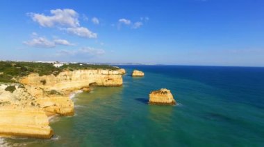 Hava ünlü plaj Praia da Marinha Algarve Portekiz