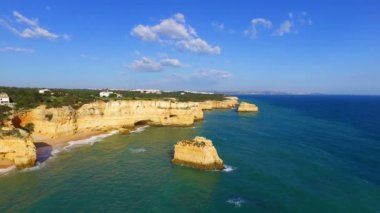 Hava ünlü plaj Praia da Marinha Algarve Portekiz