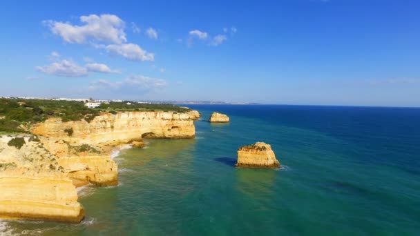 Hava ünlü plaj Praia da Marinha Algarve Portekiz — Stok video