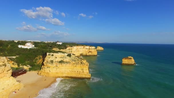 Aérien de la célèbre plage Praia da Marinha dans l'Algarve Portugal — Video