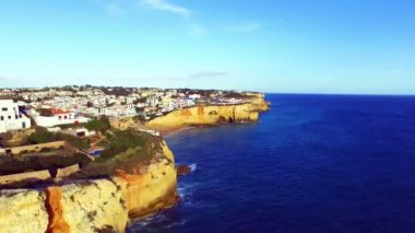 Algarve Portekiz Carvoeiro Köyü üzerinden hava