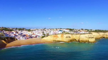 Algarve Portekiz Carvoeiro Köyü üzerinden hava