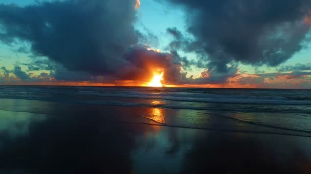 Fra en vakker solnedgang på stranden i Portugal – stockvideo