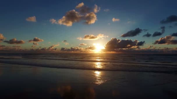 Antena z piękny zachód słońca na plaży w Portugalii — Wideo stockowe