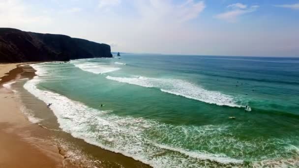 Aéreo do surf no Arifana em Portugal — Vídeo de Stock