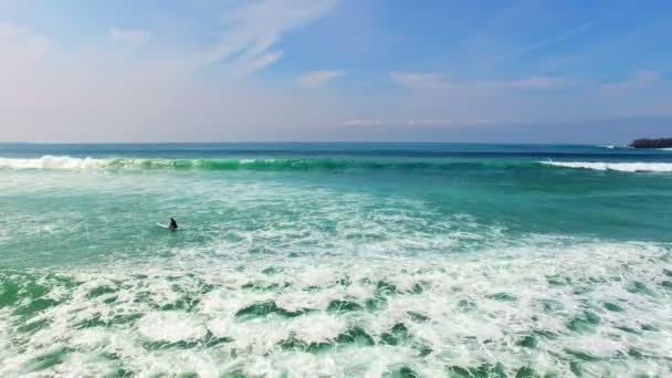 Aéreo do surf no Arifana em Portugal — Vídeo de Stock