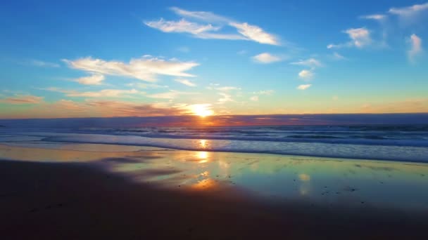 Aérea desde una hermosa puesta de sol en la playa de Portugal — Vídeos de Stock