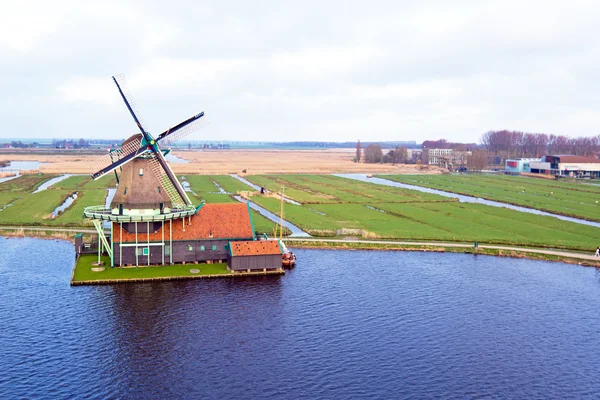Традиционная ветряная мельница в Zaanse Schans в Нидерландах — стоковое фото