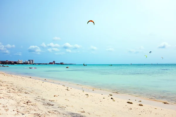 Kite surfing rybářské chaty na Aruba v Karibiku — Stock fotografie