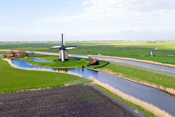 传统的风车在荷兰荷兰景观 — 图库照片