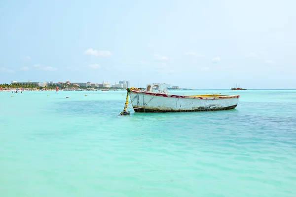 Gamla fisher's båt på Palm Beach på Aruba i Västindien — Stockfoto