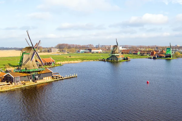 Antenne von traditionellen Windmühlen bei zaanse schans in den Niederlanden — Stockfoto