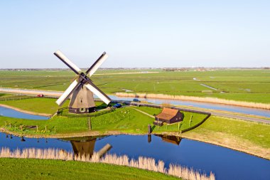 Hollandalı bir manzara içinde geleneksel yel değirmeni