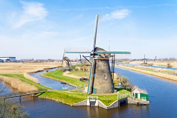 Traditionele windmolens bij Kinderdijk in Nederland — Stockfoto