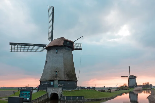 Moinhos de vento tradicionais em uma paisagem holandesa na Holanda — Fotografia de Stock