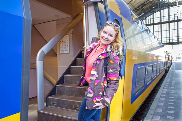 Young woman catching the train in Amsterdam central station in t — Stock Photo, Image