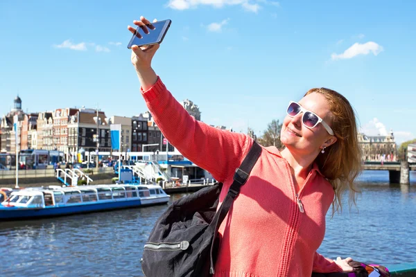 Mujer joven haciendo una selfie en Amsterdam los Países Bajos —  Fotos de Stock