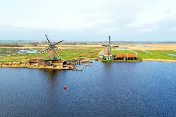 Antenne von traditionellen Windmühlen bei zaanse schans in den Niederlanden — Stockfoto