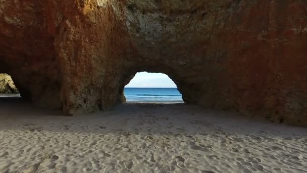Rochas naturais na Praia Tres Irmaos em Alvor Portugal — Vídeo de Stock